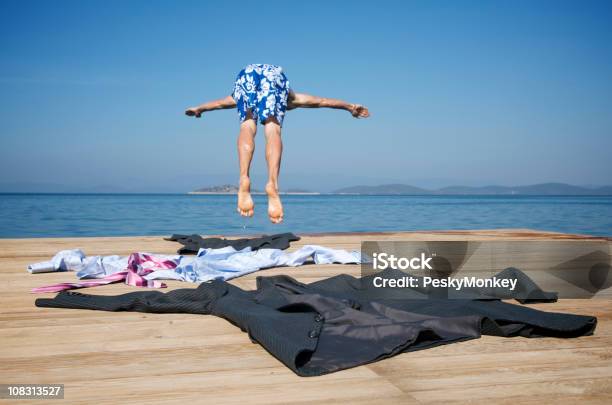 Geschäftsmann Zeigt Anzug Und Tauchgänge In Meer Stockfoto und mehr Bilder von Sprung - Wassersport - Sprung - Wassersport, Rückansicht, Humor