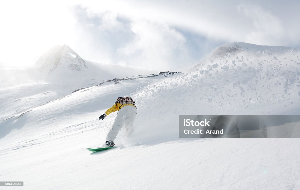Pessoa Snowboard baixo de montanha num dia nublado - Royalty-free Neve Foto de stock