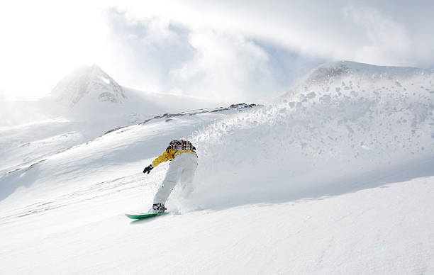 pessoa snowboard na montanha em dia nublado - freeride - fotografias e filmes do acervo