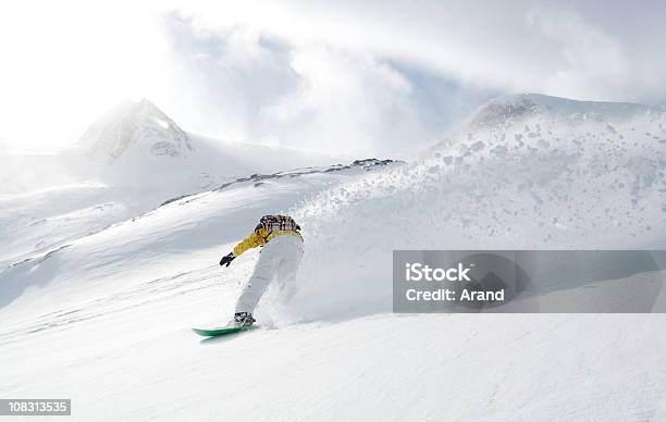 Pessoa Snowboard Baixo De Montanha Num Dia Nublado - Fotografias de stock e mais imagens de Neve - Neve, Borrifo, Prancha de Neve