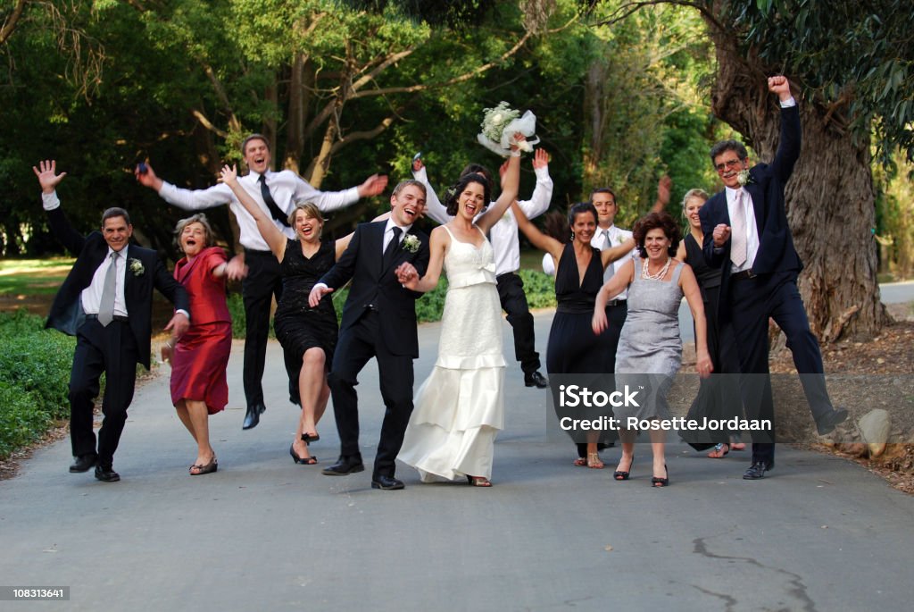 Familia feliz en una boda - Foto de stock de Novio - Boda libre de derechos