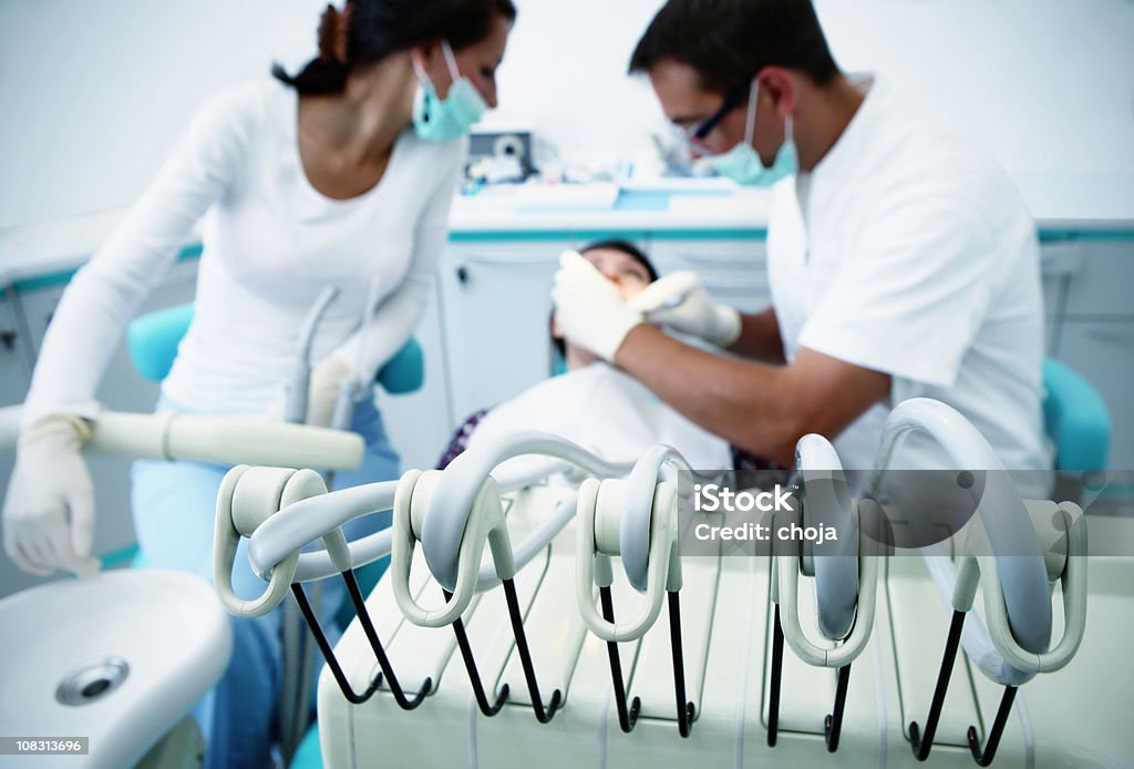 Стоматолог команды и молодых пациента - Стоковые фото Аспирационная трубка роялти-фри