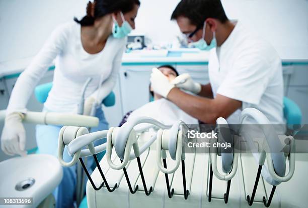 Стоматолог Команды И Молодых Пациента — стоковые фотографии и другие картинки Аспирационная трубка - Аспирационная трубка, Здоровье зубов, Стоматологическое оборудование