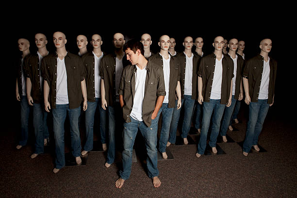 real-distinguersi nella folla - individuality standing out from the crowd imitation mannequin foto e immagini stock