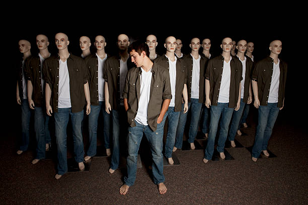 real-se na multidão - individuality standing out from the crowd imitation mannequin - fotografias e filmes do acervo