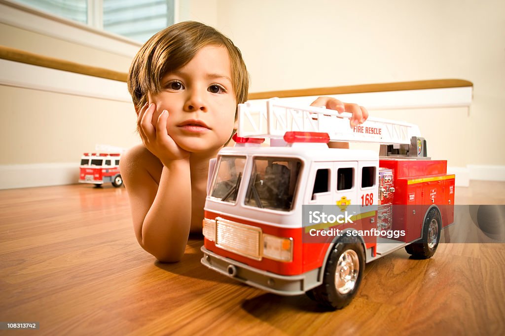 Menino com Carrinho de camiões - Royalty-free Brinquedo Foto de stock