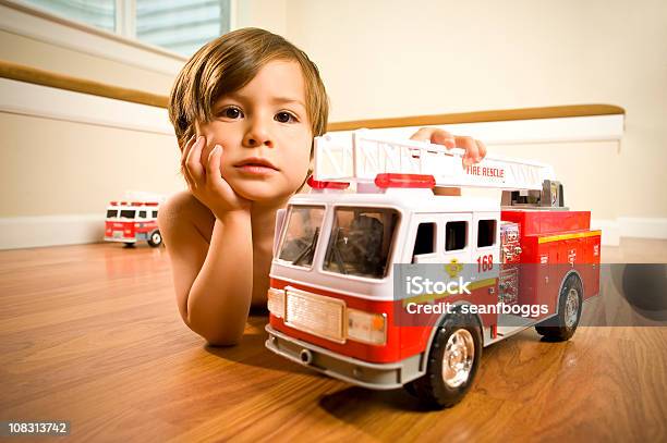 Foto de Menino Com Caminhões De Bombeiros De Brinquedo e mais fotos de stock de Brinquedo - Brinquedo, Carro de bombeiro, Brincalhão