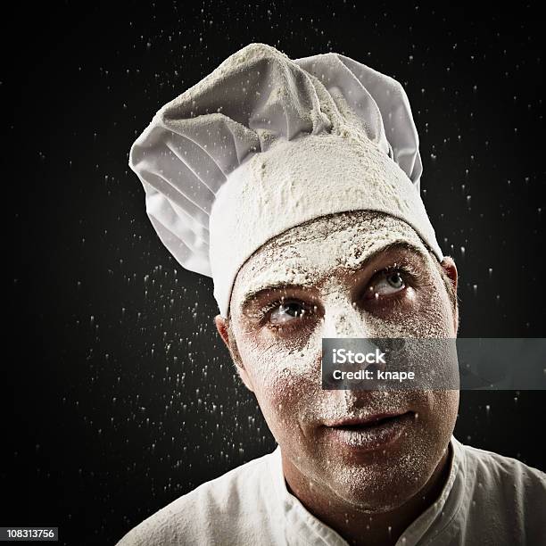 Chefe De Cozinha Em Showered Com Farinha - Fotografias de stock e mais imagens de Farinha - Farinha, Padeiro, Chefe de Cozinha