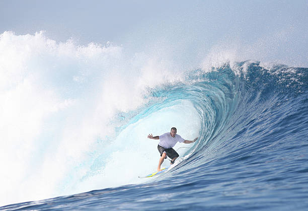 grande onda de surfista e barril - big wave surfing imagens e fotografias de stock