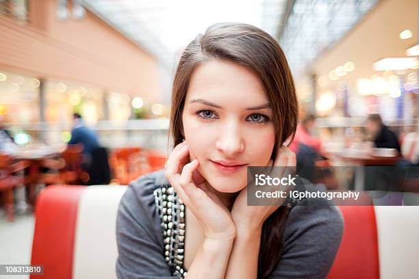 Девушка На Питания В Торговый Центр — стоковые фотографии и другие картинки Красивые люди - Красивые люди, Подросток, Смотреть в объектив