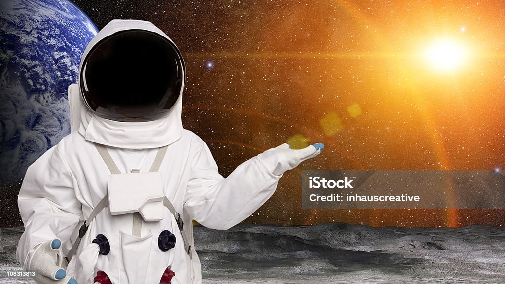 Astronauta no espaço na lua - Foto de stock de Cosmonauta royalty-free