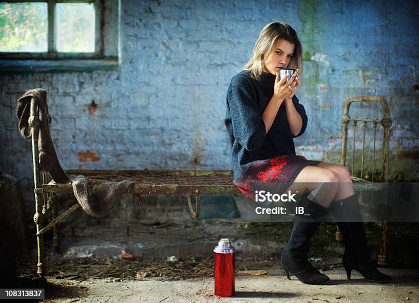 Foto de Lonely Garota Sentase Em Uma Casa Velha E Beber Chá e mais fotos de stock de 20 Anos