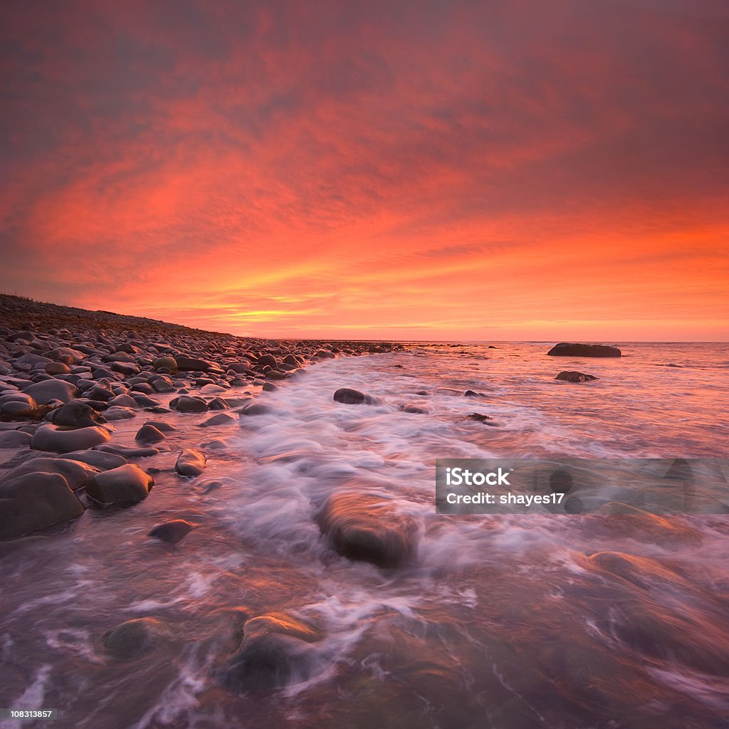 Red sky la costa - Foto de stock de Aire libre libre de derechos