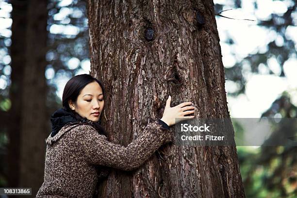 Linda Mulher Asiática Huging Uma Árvore Ao Ar Livre - Fotografias de stock e mais imagens de Mulheres