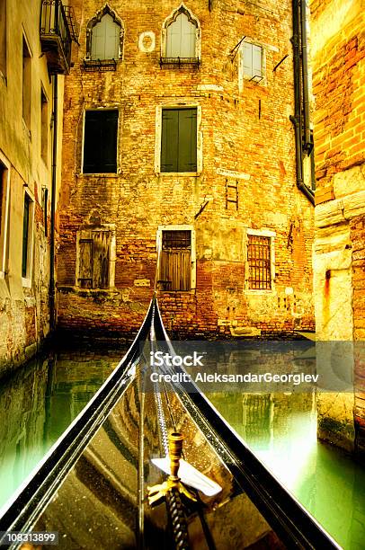 Gôndola Em Veneza Itália Canal Colorido - Fotografias de stock e mais imagens de Antigo - Antigo, Arquitetura, Atracado