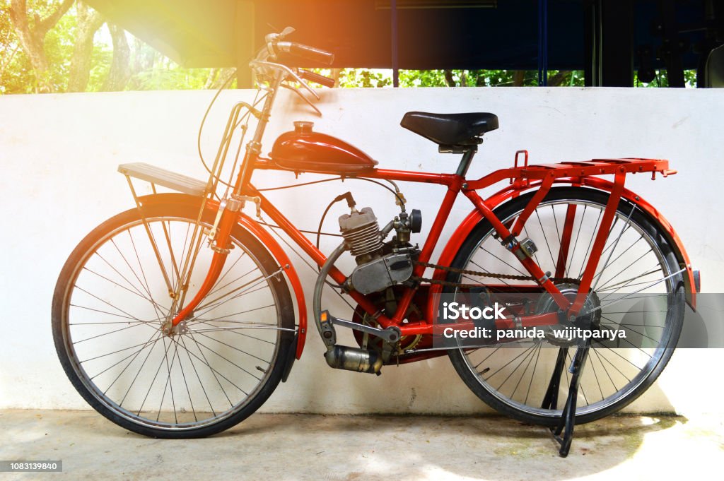 Nueva Zelanda sinsonte Perversión Antigua Bicicleta De La Motocicleta Rojo Bicicleta Vintage En Motor Clásico  De Pared Bicicleta En Bicicleta Antigua Cochera Foto de stock y más banco  de imágenes de Aire libre - iStock
