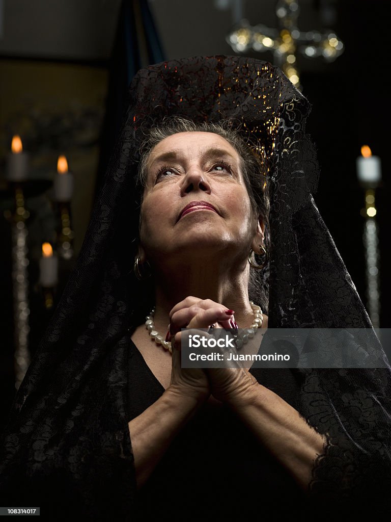 Senior Lady pregare presso la chiesa - Foto stock royalty-free di Donne anziane