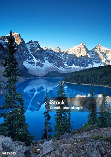 Lago Moraine - Fotografie stock e altre immagini di Composizione verticale - Composizione verticale, Parco Nazionale di Banff, Senza persone