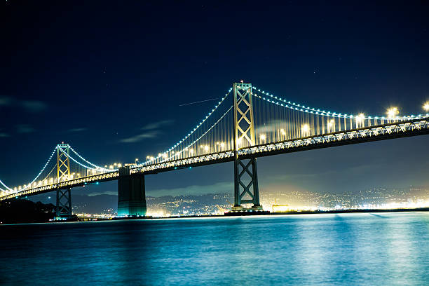 bay bridge de nuit - san francisco oakland bay bridge photos et images de collection