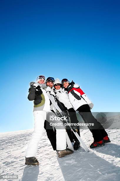 Amigos De Esquí Espacio De Copia Mujeres Y Hombre Tener Invierno Divertido Foto de stock y más banco de imágenes de 20 a 29 años