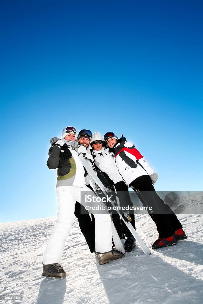 Amici a sciare spazio copia donna e uomo avendo divertimento invernale - Foto stock royalty-free di Abbigliamento da sci