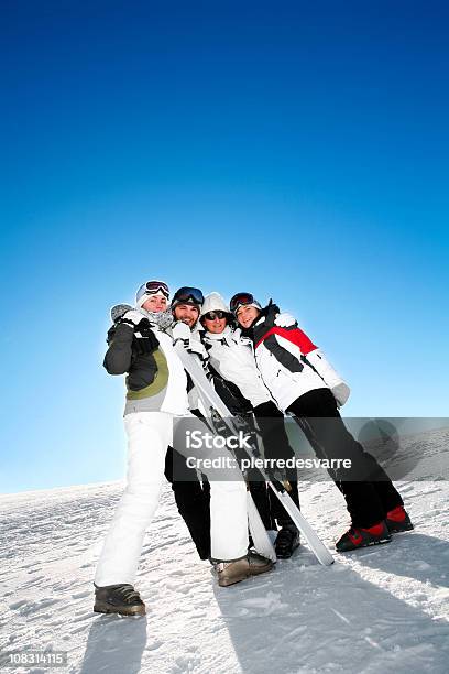 Amici A Sciare Spazio Copia Donna E Uomo Avendo Divertimento Invernale - Fotografie stock e altre immagini di Abbigliamento da sci