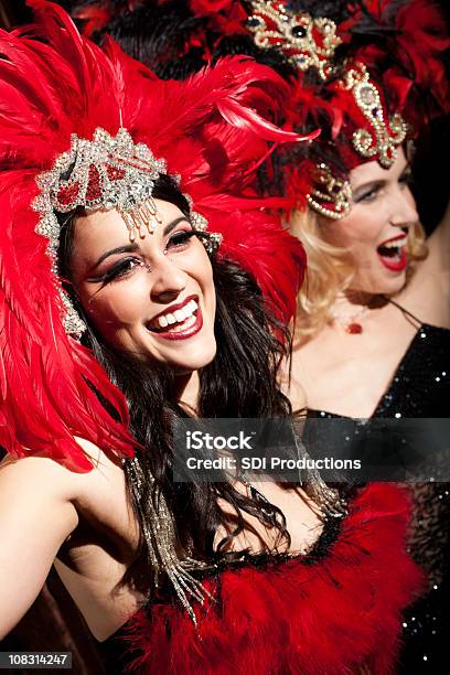 Show Mädchen Winkt Ihre Verehrend Menschenmenge Stockfoto und mehr Bilder von Cabaret - Cabaret, Tänzerin, Attraktive Frau