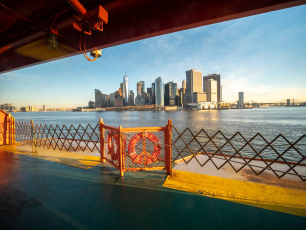 フェリーから晴れた日にマンハッタンのスカイラインの眺め - sunny day sunlight seagull ストックフォトと画像