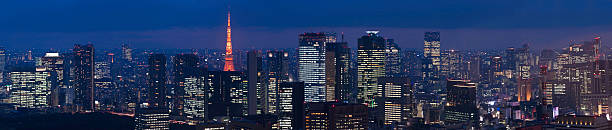 tóquio centro da cidade de arranha-céus panorama urbano luzes acesas towers, japão - tokyo prefecture skyline japan panoramic - fotografias e filmes do acervo