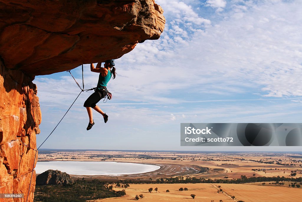 Mujer rockclimbing - Foto de stock de Acantilado libre de derechos