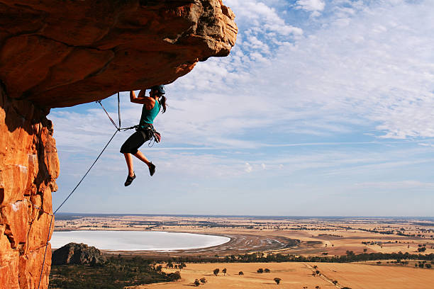 kobieta rockclimbing - muscular build rock climbing mountain climbing women zdjęcia i obrazy z banku zdjęć