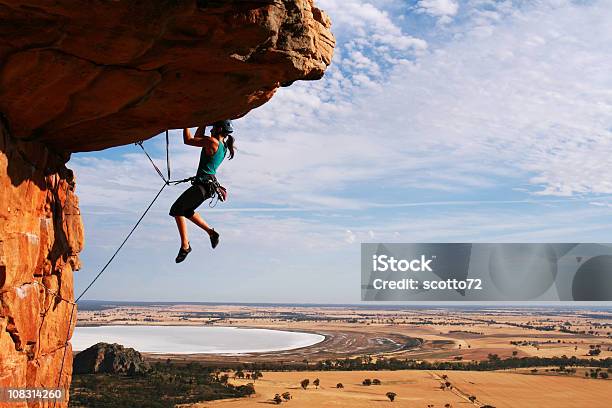 Kobieta Rockclimbing - zdjęcia stockowe i więcej obrazów Abseiling - Abseiling, Alpinizm, Determinacja