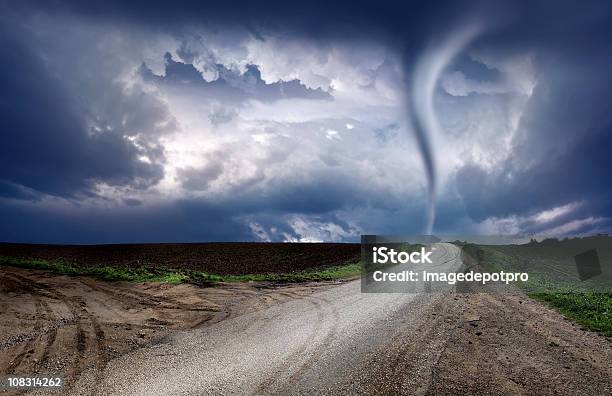 Photo libre de droit de Puissant Tornade Et Road banque d'images et plus d'images libres de droit de Tornade - Tornade, S'approcher, Tempête