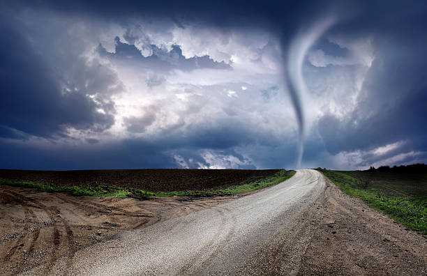 potente tornado e road - occhio del ciclone foto e immagini stock