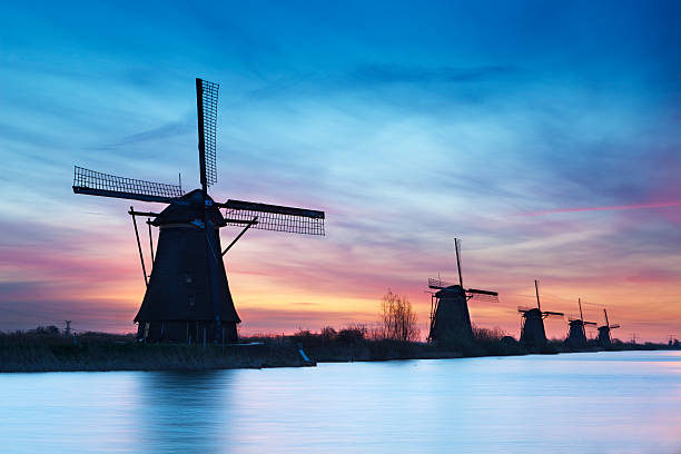 традиционные мельницами на рассвете, kinderdijk, нидерланды - polder windmill space landscape стоковые фото и изображения