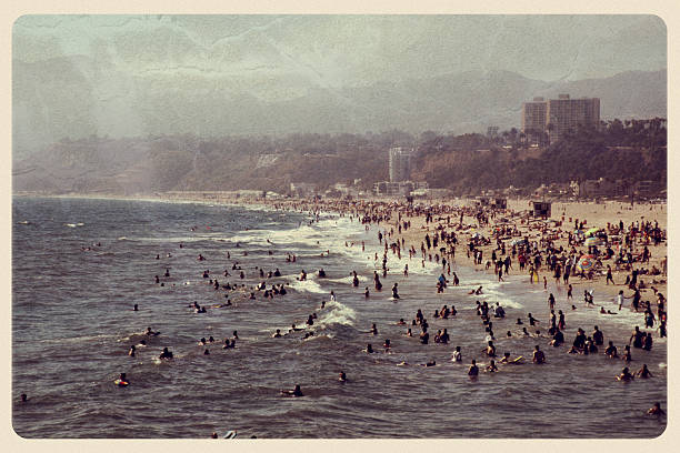 vintage carte postale de santa monica, en californie - vague déferlante photos photos et images de collection