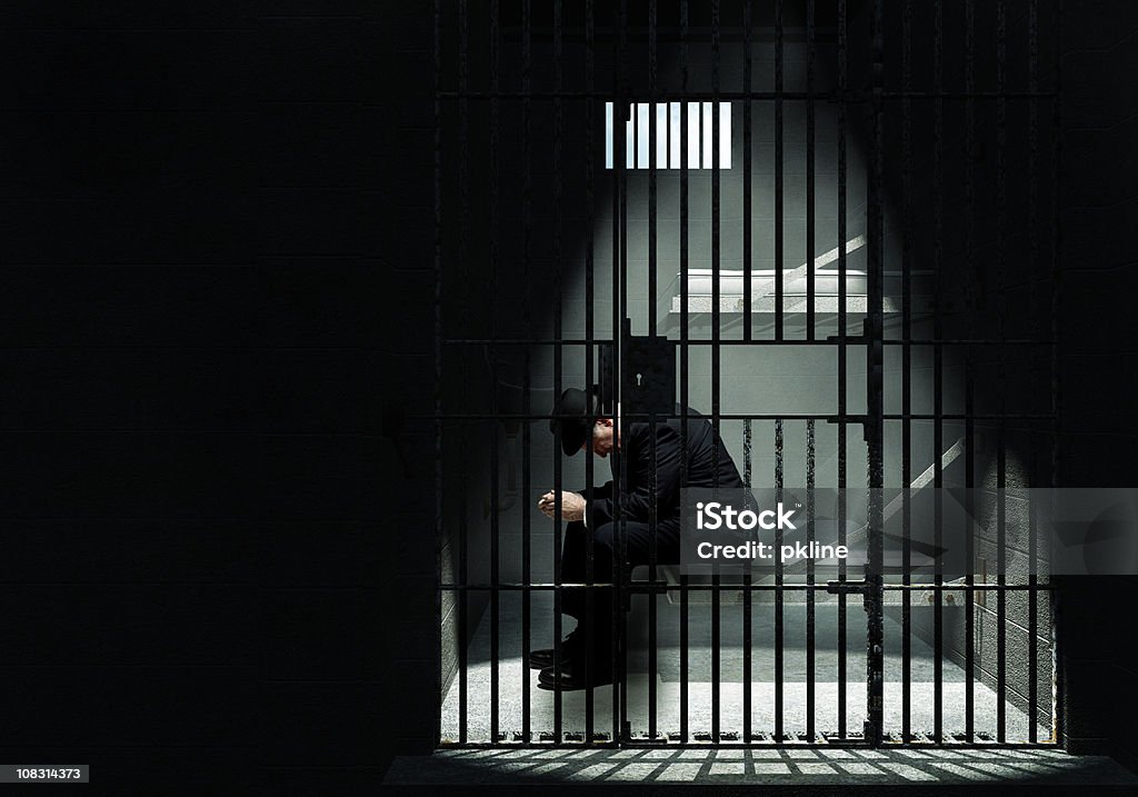 Hombre en la cárcel - Foto de stock de Celda de cárcel libre de derechos