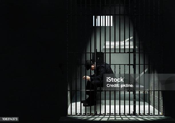 Hombre En La Cárcel Foto de stock y más banco de imágenes de Celda de cárcel - Celda de cárcel, Cárcel, Hombres