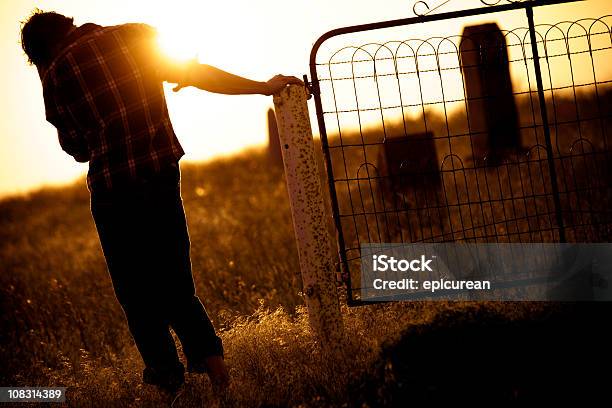 Photo libre de droit de Cimetière Farmboy Et Country banque d'images et plus d'images libres de droit de Adolescence - Adolescence, Adulte, Chagrin