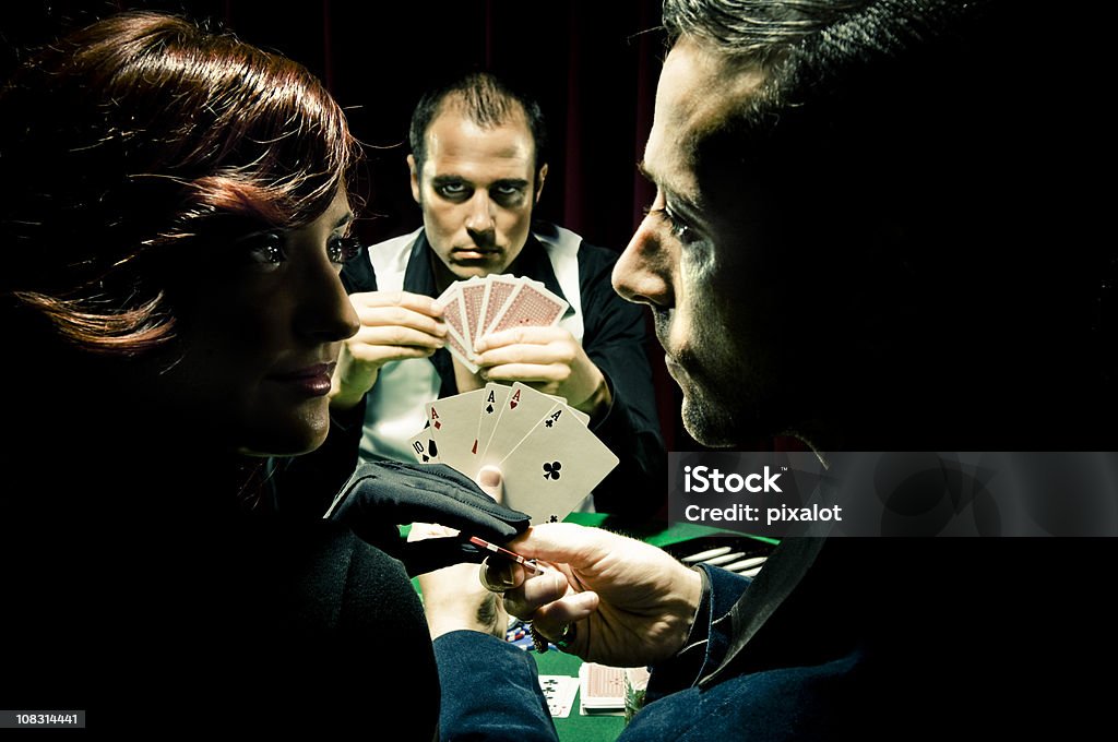 Joueurs de Poker - Photo de Avoir la main aux cartes libre de droits