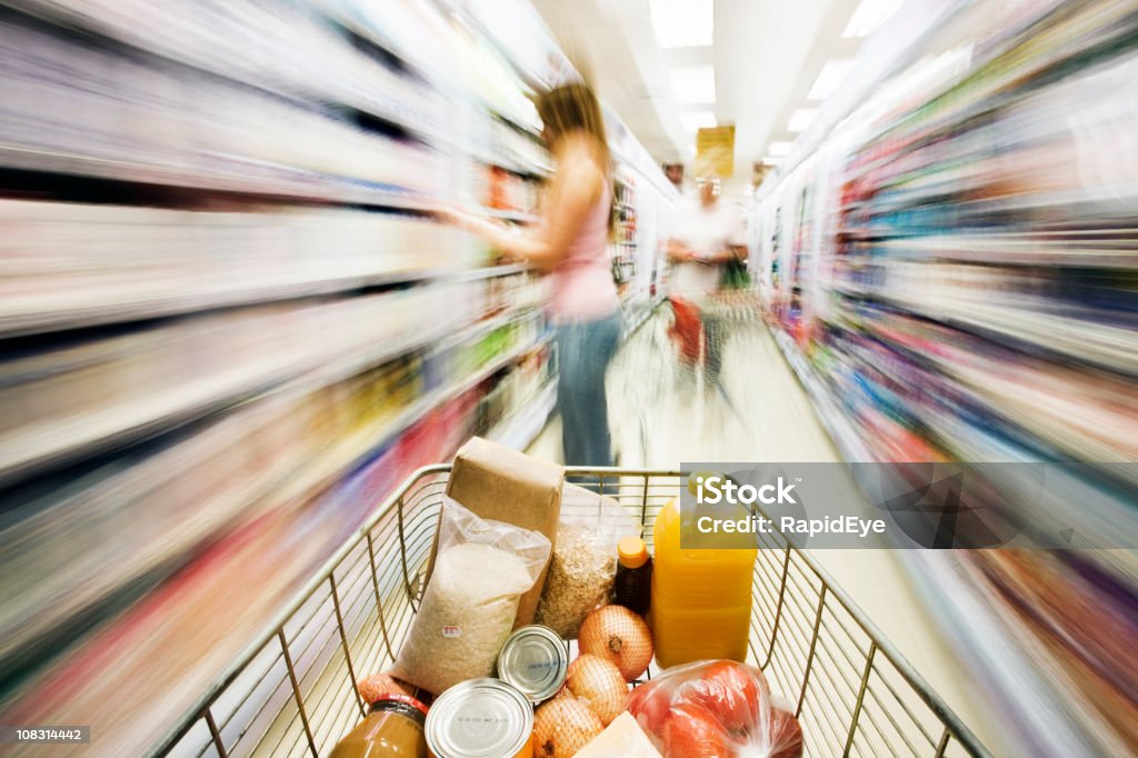 Einkaufswagen Ansätze Frau in Gang. Bewegungsunschärfe. - Lizenzfrei Einkaufen Stock-Foto