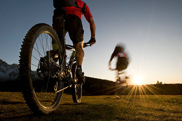 mountainbiker rapidlyer va en direction du coucher de soleil - mountain biking colorado action cycling photos et images de collection