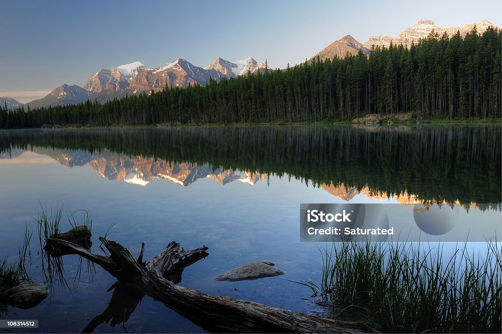 Reflejo a las montañas en las montañas rocosas canadienses - Foto de stock de Aire libre libre de derechos