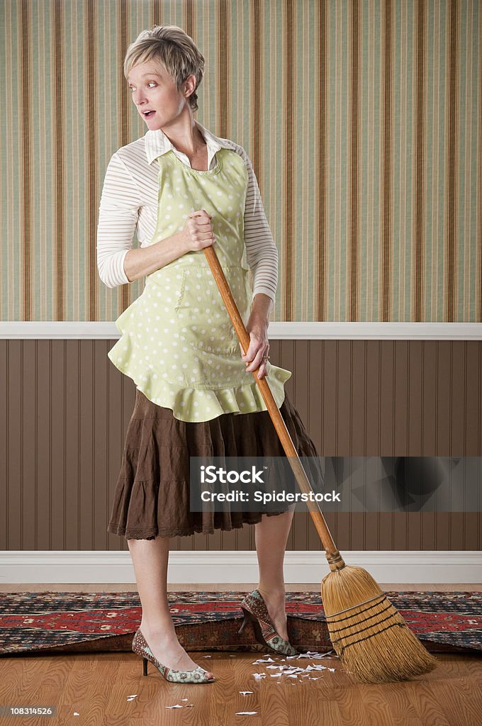 Dona de Casa Varrer lixo para baixo do tapete - Royalty-free Varrer Foto de stock