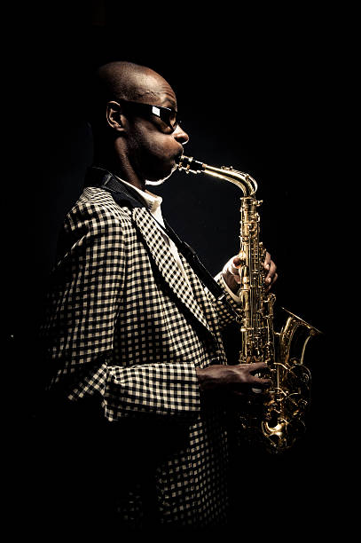 homem tocando canção em - blues saxophone jazz musical instrument - fotografias e filmes do acervo