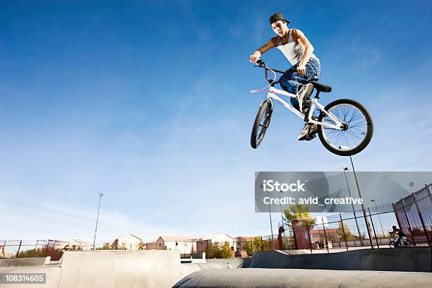 Foto de Bicicleta Bmx Stuntrabo De Chicote e mais fotos de stock de Ciclismo BMX - Ciclismo BMX, Motociclista, Voar