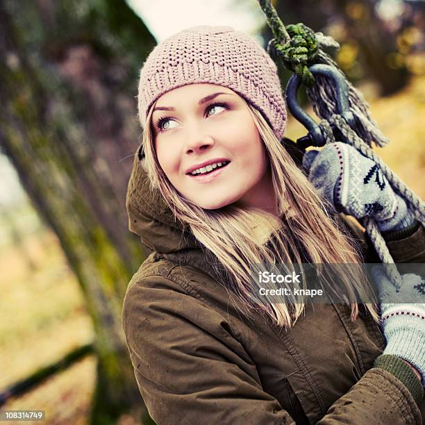 Outono Retrato Mulher - Fotografias de stock e mais imagens de 20-24 Anos - 20-24 Anos, Adulto, Alegria