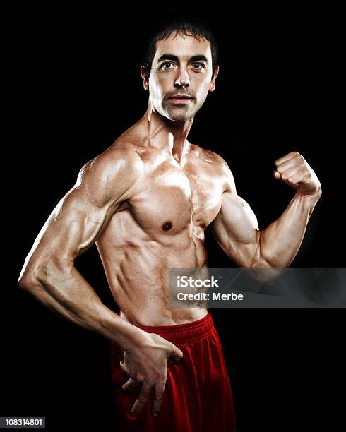 Retrato De Bodybuilder Foto de stock y más banco de imágenes de 30-39 años - 30-39 años, Abdomen humano, Adulto