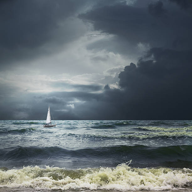 orage sur le paysage de la mer avec bateau blanc - beach nature outdoors overcast photos et images de collection