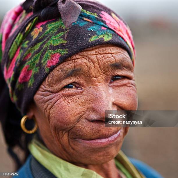 Photo libre de droit de Le Népalais Femme Travaillant Dans Le Champ banque d'images et plus d'images libres de droit de Cataracte - Cataracte, 65-69 ans, Adulte